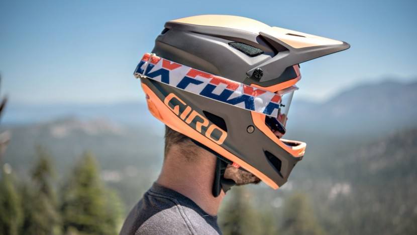 giro disciple mips - a profile view of how the chin bar sits relatively close to the jaw.