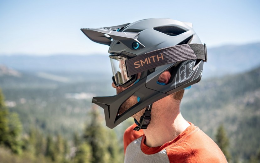 troy lee designs stage mips - the visor is of adequate size and length.