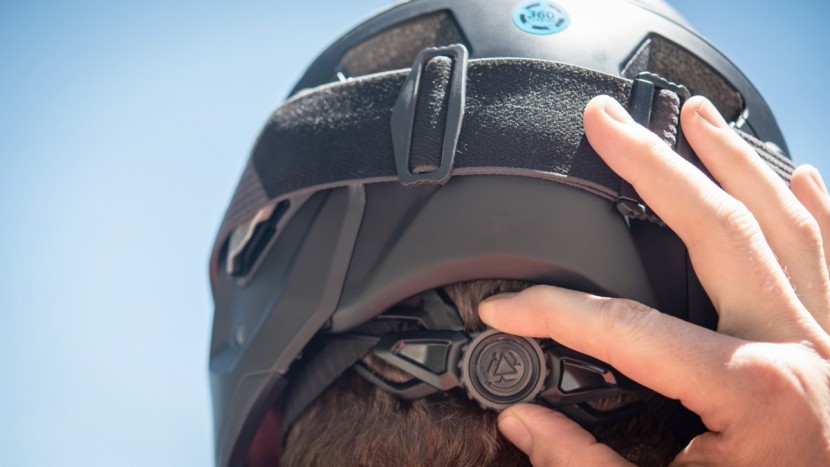 leatt mtb enduro 3.0 - the retention dial is in the way when you put this helmet on in full...