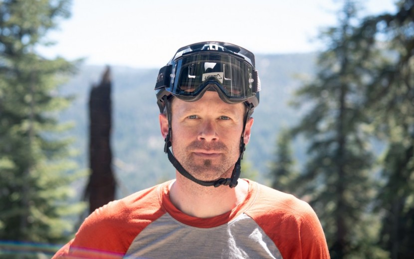 leatt mtb enduro 3.0 - in half-shell mode, the visor moves up so you can rest your goggles...