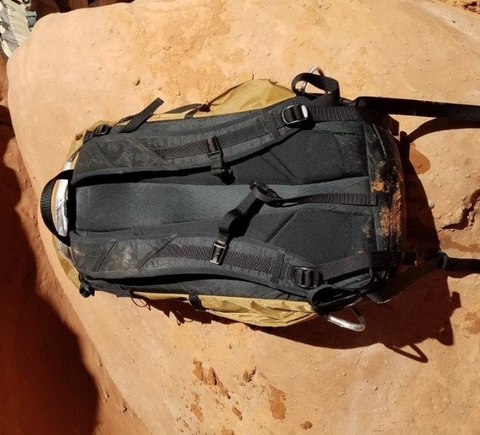 mountain hardwear scrambler 35 - the wide and thinly padded shoulder straps carry a light load...