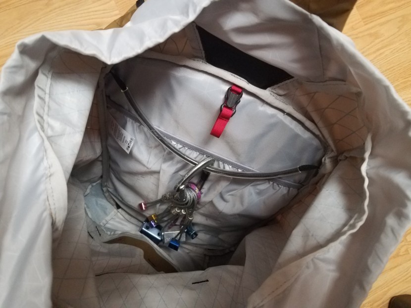 mountain hardwear scrambler 35 - the internal gear loop makes organizing the main compartment much...