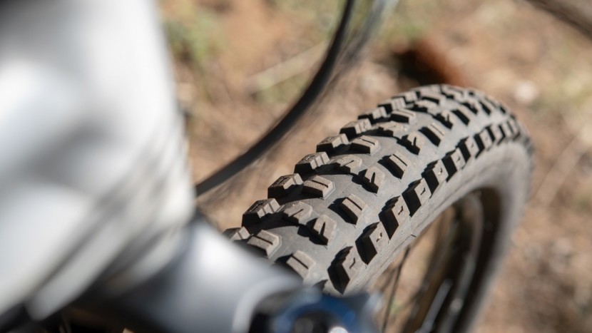 the 2.6" butcher grid front tire is excellent.
