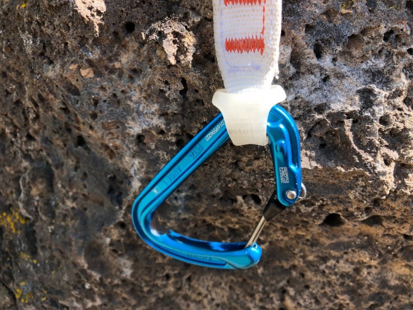 petzl ange finesse - this draw uses the same string device, a rubberized white keeper...