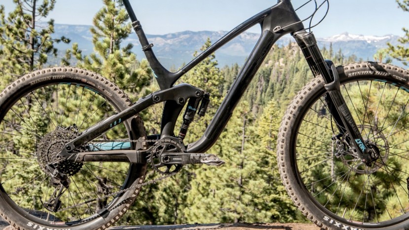 kona process 153 cr 27.5 - the sleek black carbon frame has nice lines and very low stand-over...