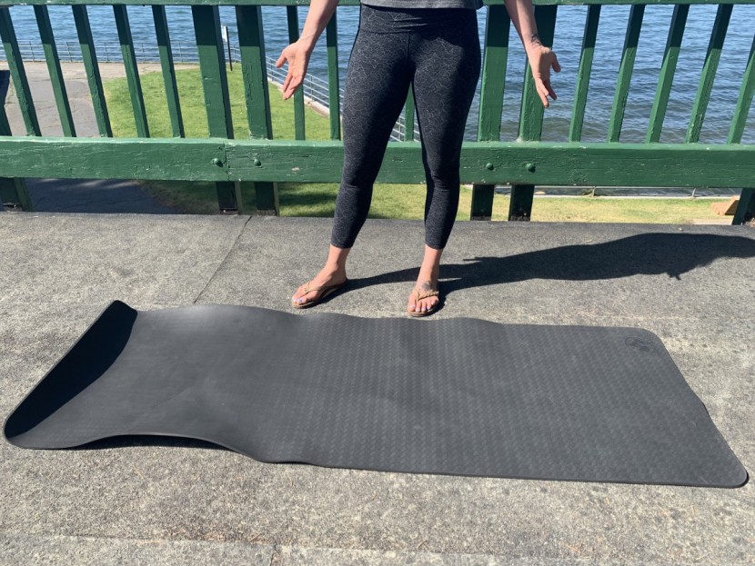 clever yoga better grip - better grip does not lay on the ground flat even after you try to...