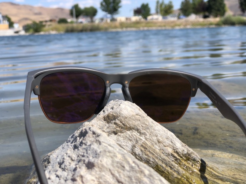 smith haywire - the nose pads are very sticky and easily grab fuzz and lint from...