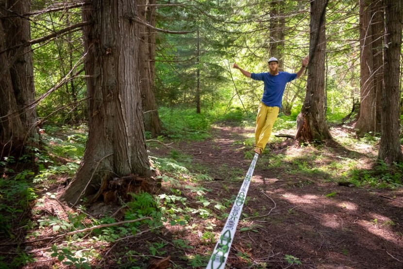 slackline industries boss line kit - one of our testers surfing an 85' line.