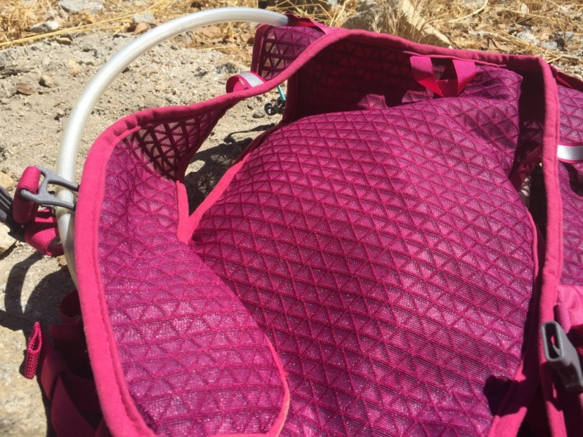 nathan trailmix 7l for women - the trailmix's next-to-body material is soft and ultra-breathable.