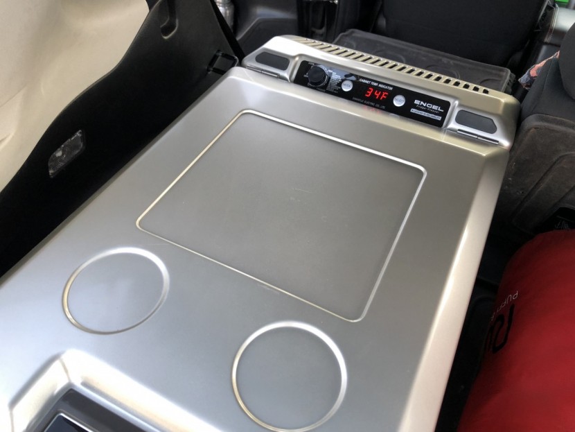 engel platinum mt35 - indents on the lid and a simple to use screen and temperature dial...