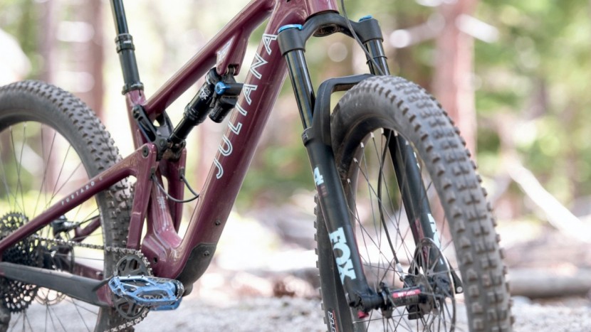 juliana furtado carbon 27.5+ s - the furtado has a quality fox performance elite suspension package.