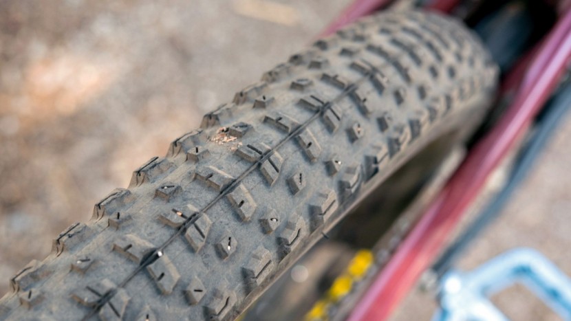 juliana furtado carbon 27.5+ s - the 2.6" maxxis rekon provides loads of traction in the right...