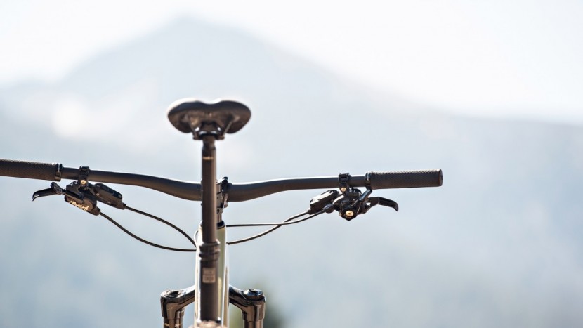 the perfectly dialed cockpit setup includes an 800mm carbon...