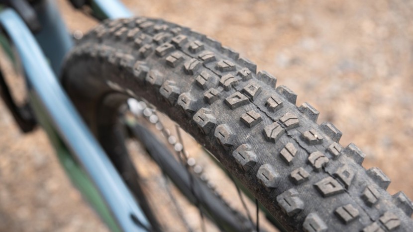 maxxis aggressor 2.3 exo - the moderate height center tread knobs of the aggressor have squared...