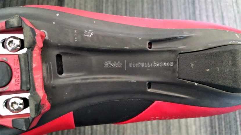 fizik r1 infinito - the unidirectional full carbon outsole is super stiff, helping you...