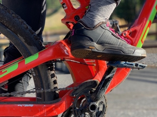 bontrager flatline for women - lots of movement on the pedal with vibram rubber.