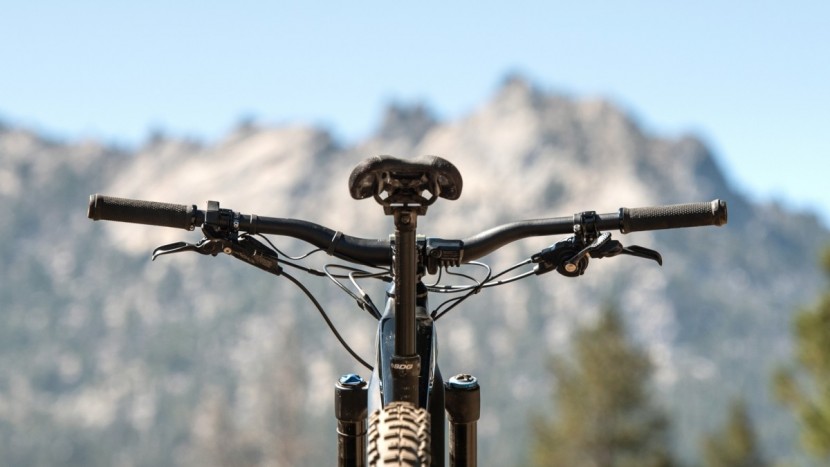 yt decoy cf pro - the cockpit setup of the decoy is dialed and works well for charging...