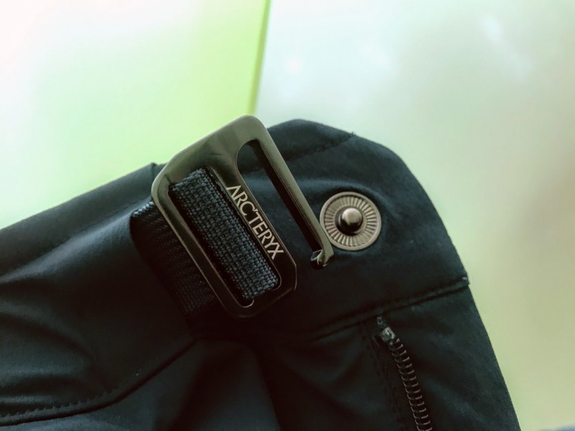 arc'teryx palisade short - the integrated belt buckle is sturdy and easy to tighten and release.