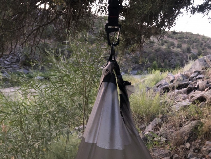 a look at the clip that secures the bag to the anchor point. while...