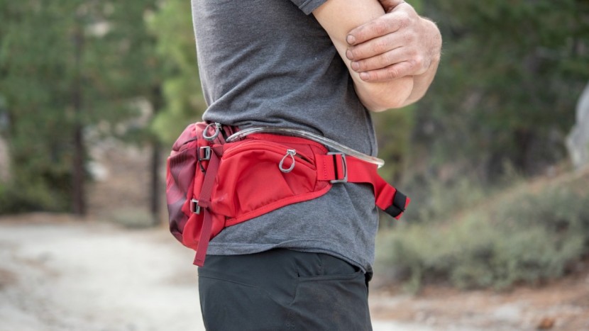 osprey seral 1.5l - a profile view of the osprey seral 1.5, this pack cradles the hips...