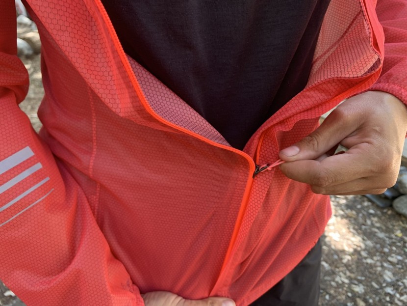 salomon lightning race wp for women - zip up! this jacket doesn't stow away easily.