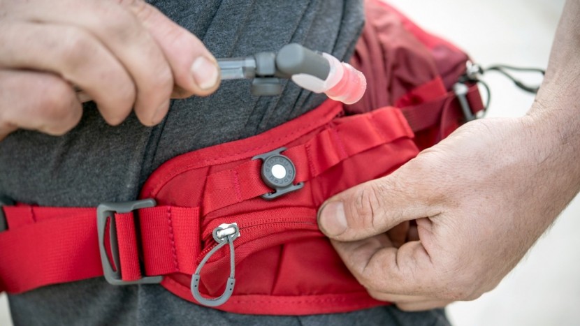 osprey seral 1.5l - the magnetic system makes it quick and easy to grab a drink.