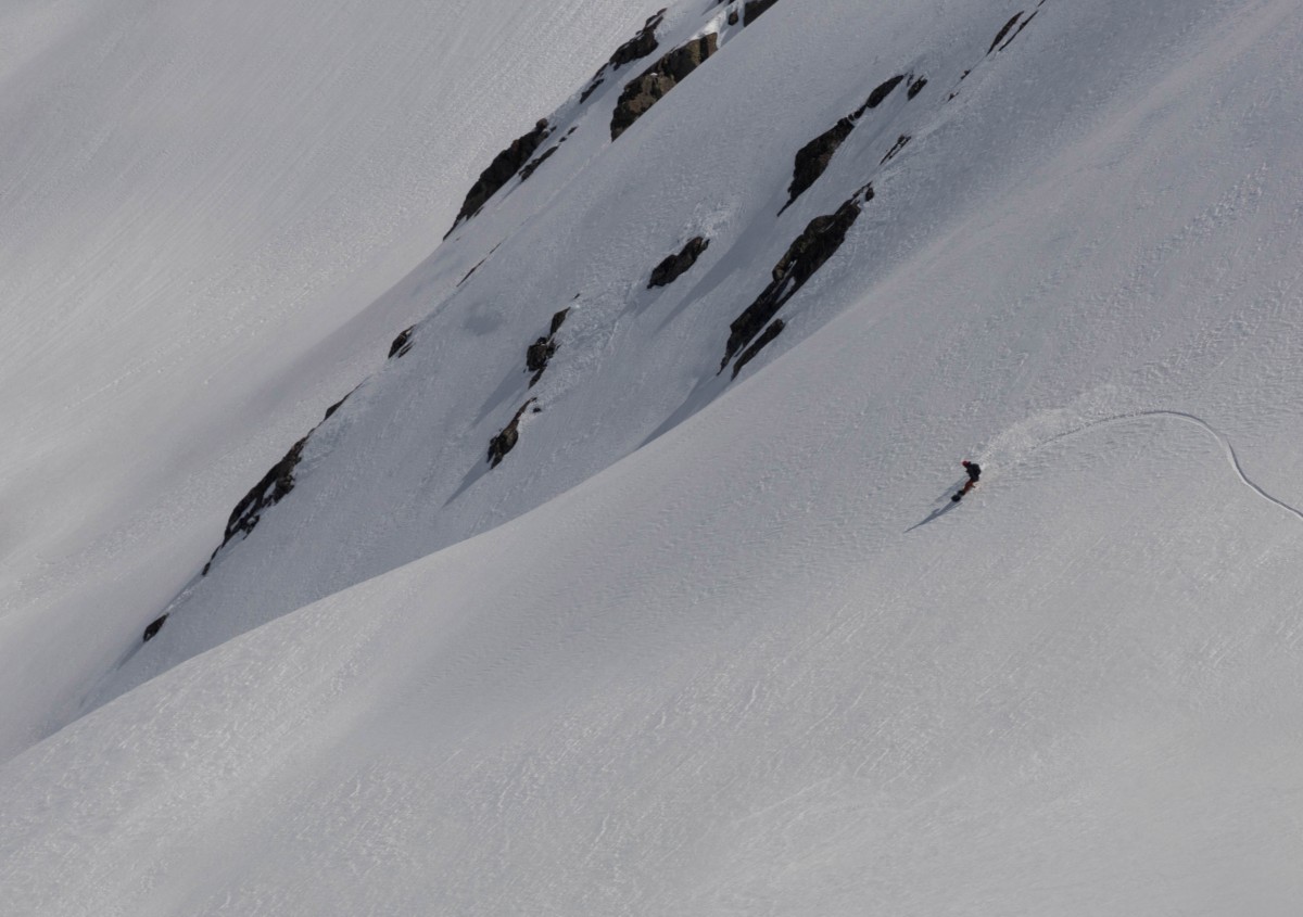 How to Choose a Splitboard for Men for Backcountry Snowboarding