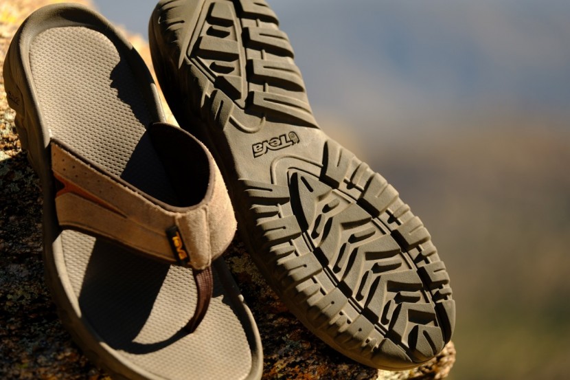 teva katavi 2 thong - belaying around a rocky crag, summer approach hikes, or sandy trails...