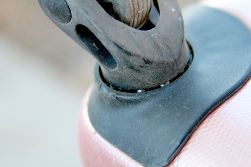 american tourister moonlight spinner 28 - here we see the ultra-small and cheap wheel housings and exposed...