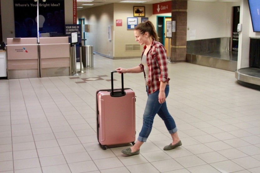 american tourister moonlight spinner 28 - it moves easily in spinner mode on hard surfaces.