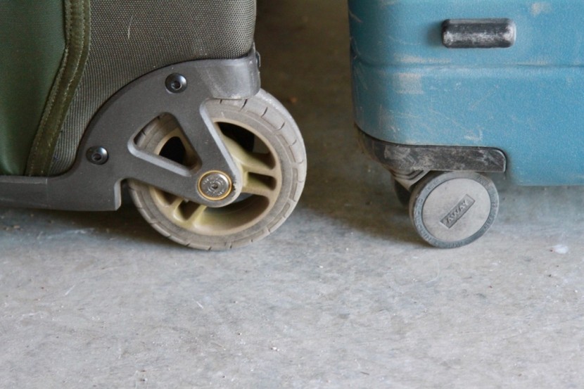 luggage - which to choose? a spinner case (right) or a roller case (left)?