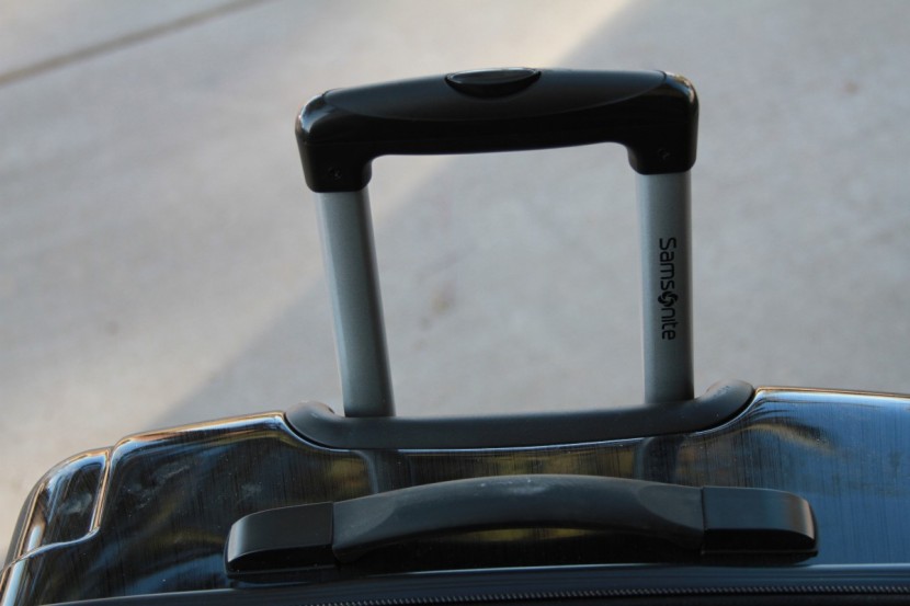 samsonite winfield 2 fashion 28 - we love the reliable handles on this suitcase.