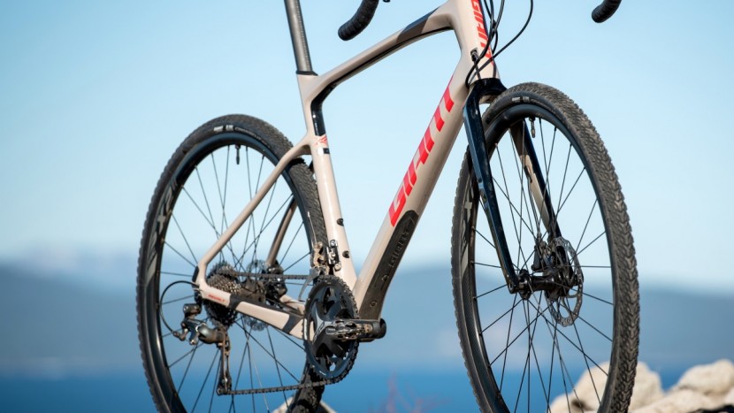 giant revolt advanced 3 - the build is far from flashy, but this complete carbon fiber gravel...