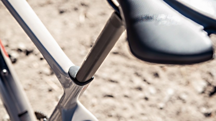 giant revolt advanced 3 - note the d-shaped seat post. it allows noticeable compliance and...