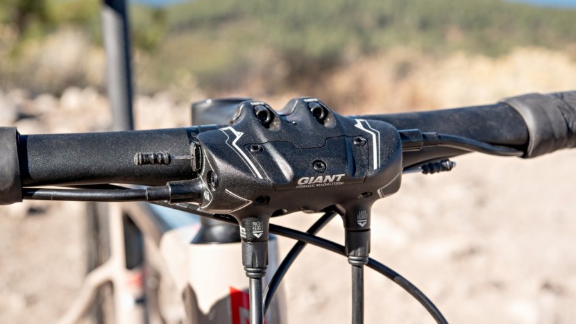 giant revolt advanced 3 - the giant conduct hydraulic disc brakes have a unique cable and...