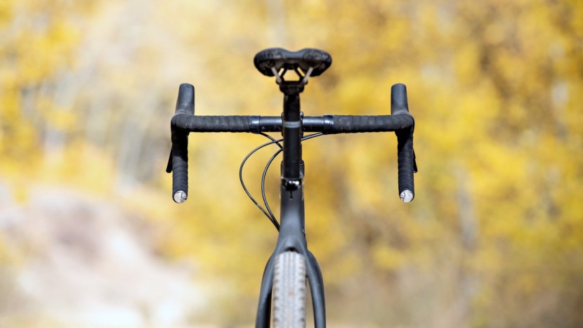 ibis hakka mx rival - the stock flat top handlebar is okay, but we'd much prefer a wider...