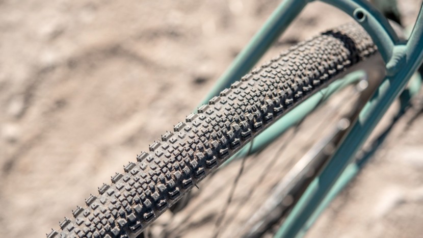 salsa journeyer apex 1 700 - the riddler tires are a great all-around option. we'd prefer a...