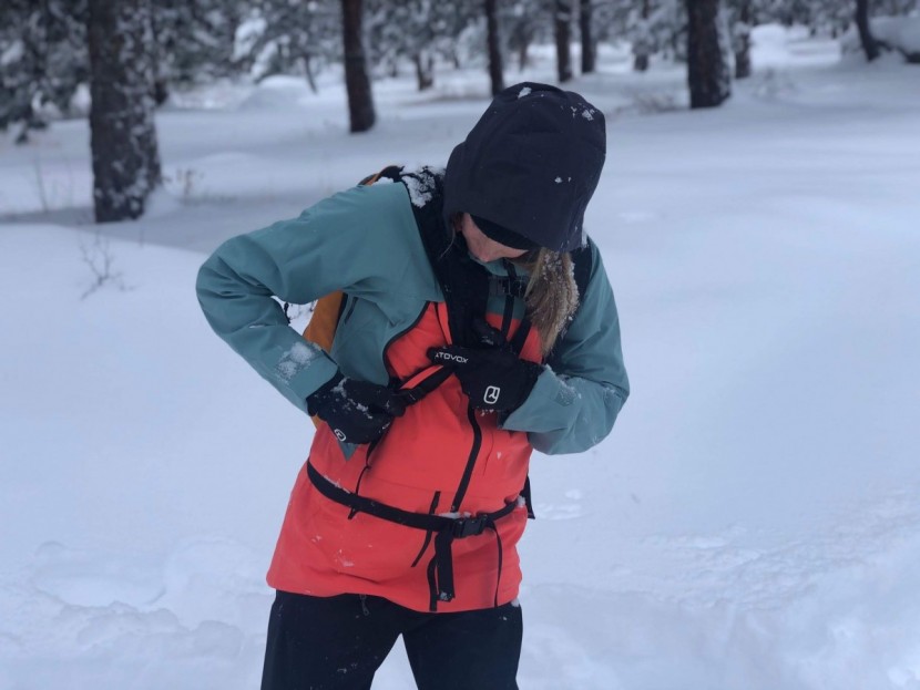 the north face a-cad futurelight for women - the a-cad futurelight's zippered chest pockets are off-set to...