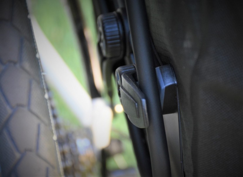 the lower latches can be adjusted to hold onto your specific rack...