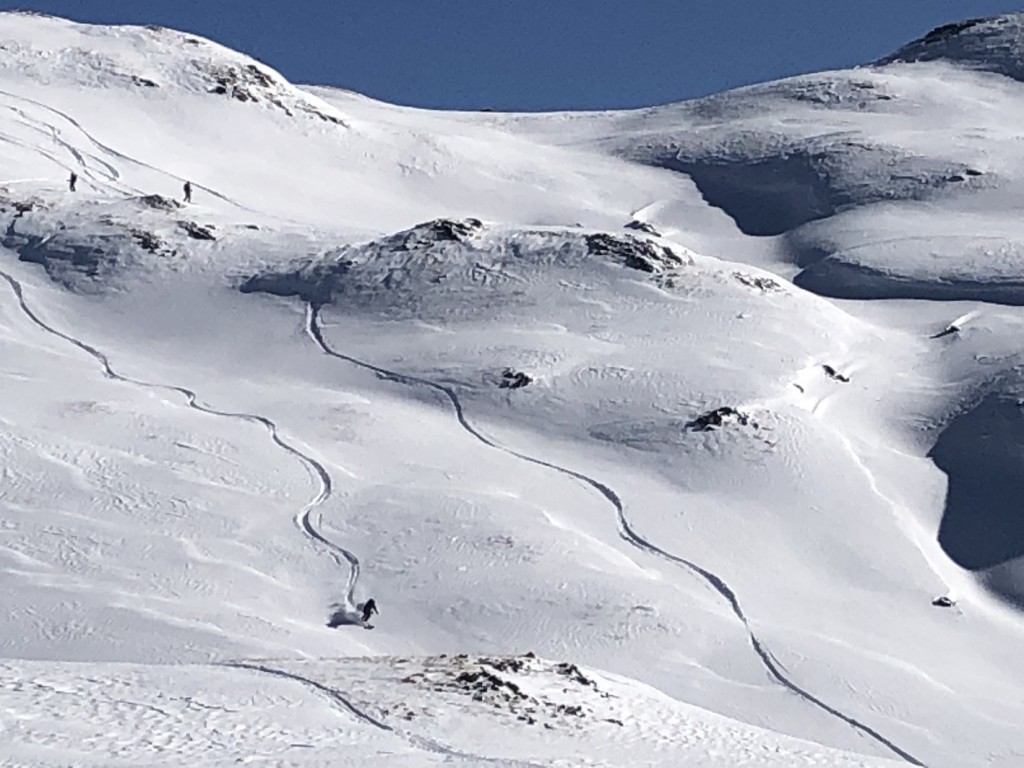 burton deluxe gore-tex for women - get your turns in with this awesome glove! here jo skis some...