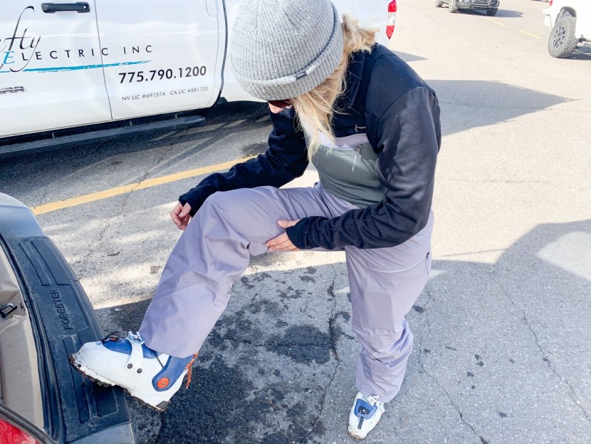 ski pants womens - testing the range of motion in the snowdrifter. the articulation in...