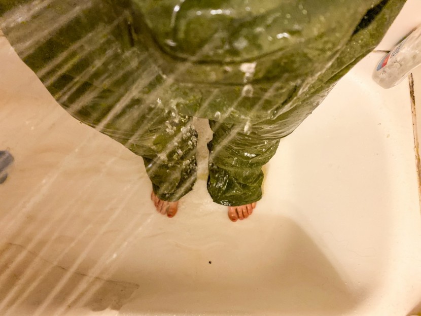 ski pants womens - the outdoorgearlab shower test in full effect.