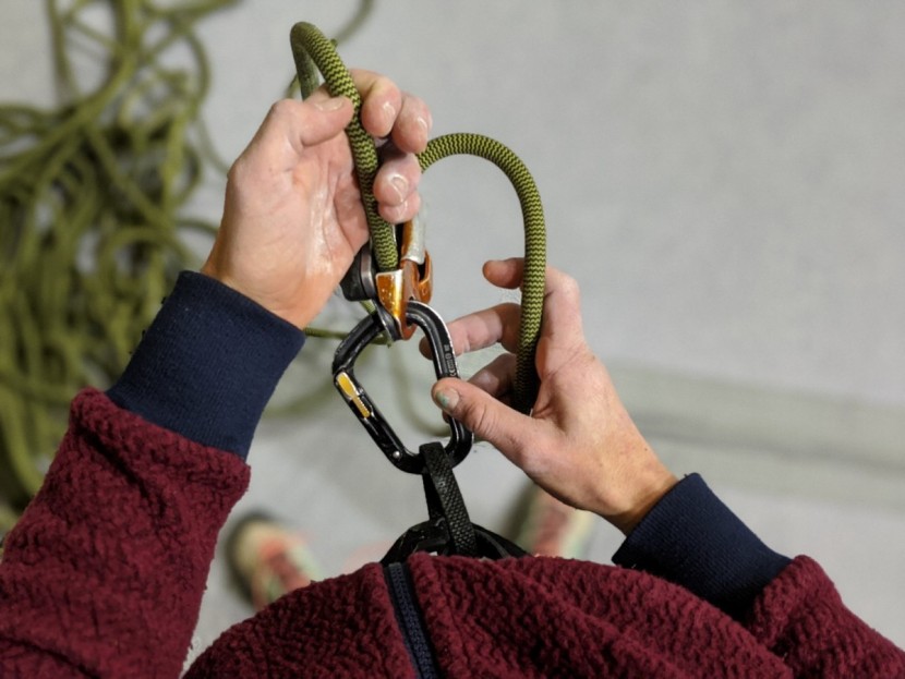 mammut alnasca - the tiny belay loop on the alnasca.