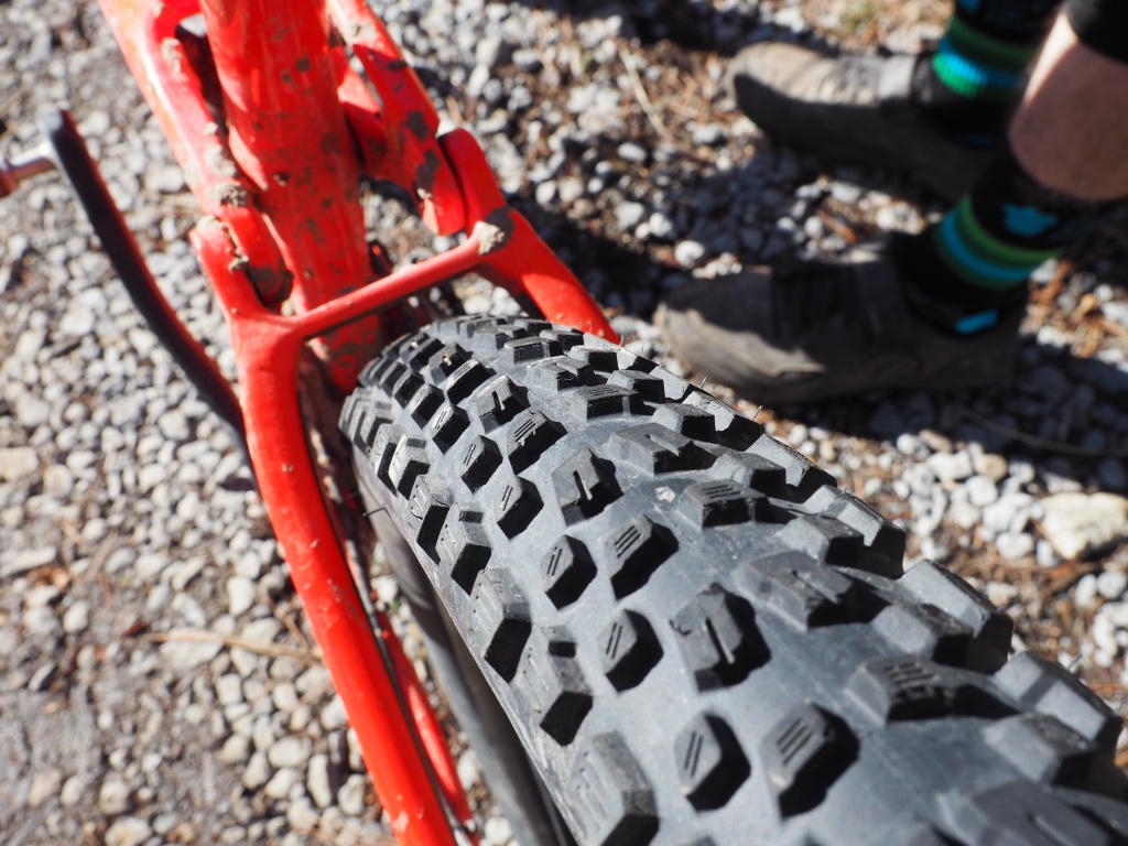 vittoria agarro 2.6 - the agarro is a fast-rolling rear tire.