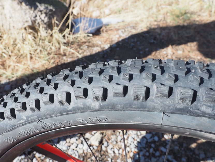 vittoria agarro 2.6 - the rolling/pedaling tread is short and relatively compact.