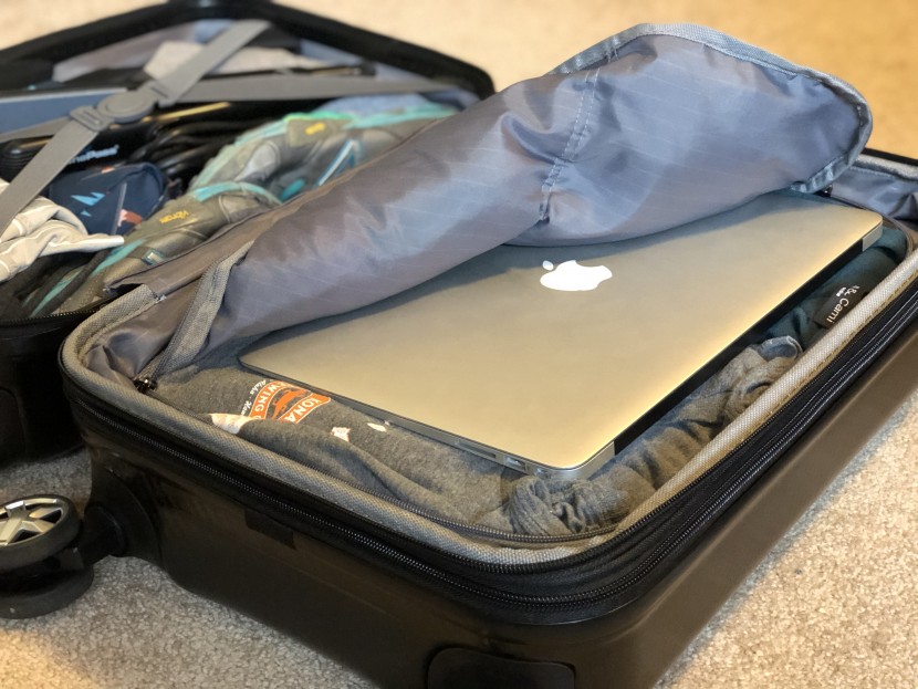 amazon basics oxford expandable 20" - there's no dedicated pocket to protect your laptop.