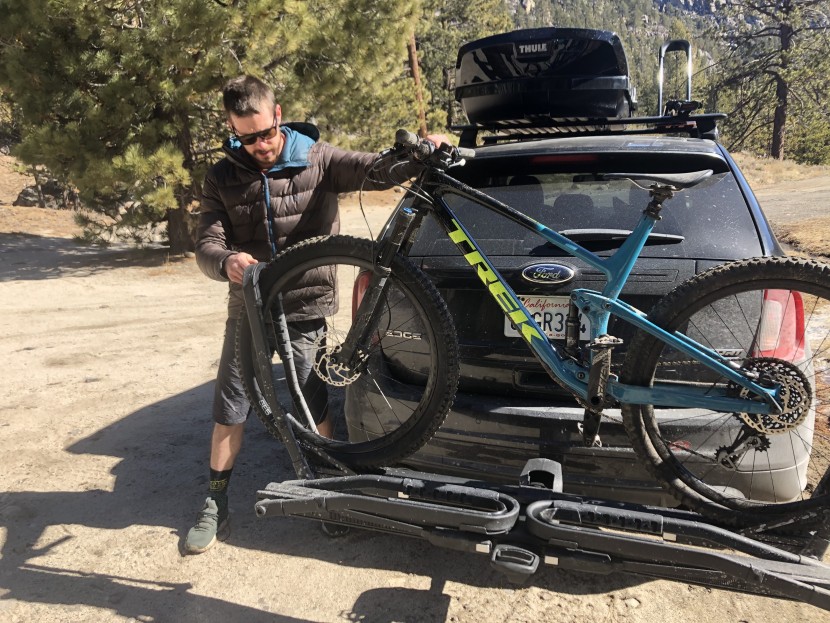 inno tire hold - the tire cradles squeeze the front and rear tires together.