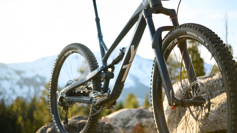 yt jeffsy base 29 - the rockshox yari is a nice spec at this price. the sturdy chassis...