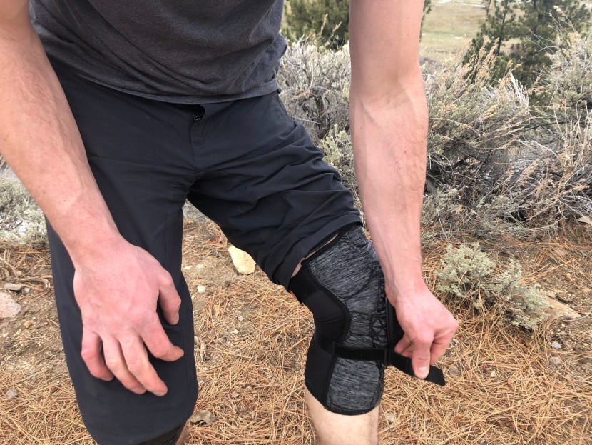 100% surpass - 100% did a nice job hiding the straps on these knee pads.