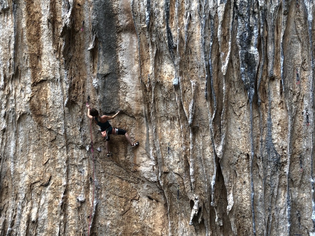 black diamond hotforge hybrid - sara violett making the clip at the low crux on copa cobana...